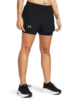 Short deportivo Under Armour Fly By 2N1 para mujer, color negro, con calza interior ajustada y logo reflectivo.