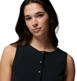 Musculosa deportiva corta de color negro con cierre frontal parcial de botones a presión y dobladillo ajustable con cordón elastizado. Incorpora tecnología de enfriamiento Omni-FREEZE.