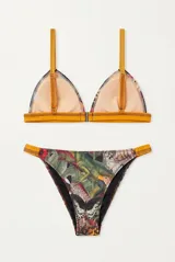 Conjunto de bikini azul con tirantes y detalles de banda estampada multicolor, y forro interior en tono verde lima.