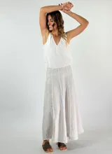 Pollera larga color gris claro con paneles verticales y costuras blancas.