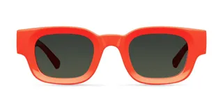 Lentes de sol redondos con montura roja y lentes verdes polarizadas.