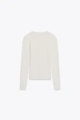 Camiseta de manga larga con cuello redondo y corte ajustado, confeccionada en tejido de mezcla de algodón suave.