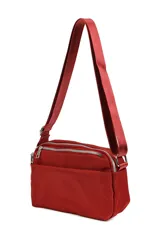 Bandolera negra de material sintético, con correa ajustable y dos compartimentos frontales con cierre de cremallera metálico.