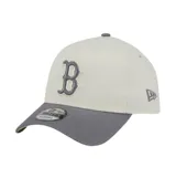 Gorra New Era modelo 9FORTY A-Frame de los Boston Red Sox, color blanco hueso con visera curva gris. Presenta la letra 'B' bordada en el frente en tonos gris y blanco, y el logo de la marca bordado en el lateral.