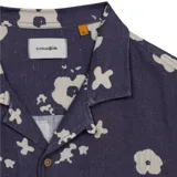 Camisa de manga corta Critical Slide Splatter Resort, color azul marino con estampado floral en tonos claros, cuello camisero y cierre frontal de botones.