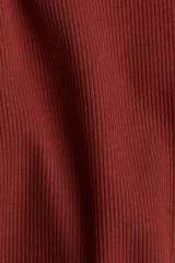 Top corto ajustado de punto acanalado color terracota, con mangas cortas y escote bote con detalle de solapa en los hombros.