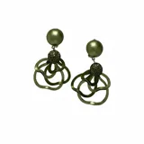 Caravanas de clip con diseño de flores abstractas en color verde seco. Presentan una esfera superior lisa y una esfera central texturizada, conectadas a pétalos de resina con movimiento fluido.