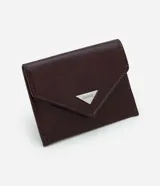 Billetera femenina tipo sobre confeccionada en poliuretano, con cierre de botón a presión y detalle metálico triangular con logo grabado en la solapa. Cuenta con múltiples ranuras internas para tarjetas.