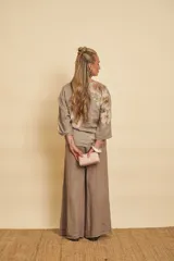 Pantalón evasé de lino color marrón, súper amplio, con cintura con puño y bolsillos laterales.