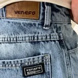 Pantalón de jean con corte ultra baggy, de tiro medio y diseño holgado en toda la pierna. Presenta un lavado clásico azul medio con efecto desgastado.