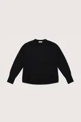 Buzo de punto color negro, con cuello redondo, mangas largas con puños ajustados y diseño con tajos laterales en el ruedo.