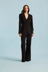 Pantalon de vestir negro de silueta amplia y tiro alto, perteneciente a la coleccion de Natalia Antolin.