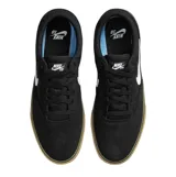 Championes Nike SB Chron 2 de color negro con el logotipo de Nike en blanco en el lateral y suela de goma marrón claro.
