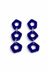 Aros colgantes de diseño geométrico, compuestos por tres piezas pentagonales de acrílico en color azul traslúcido unidas por eslabones metálicos plateados.