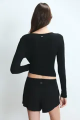 Short de tiro medio confeccionado en tejido de viscosa con elastano, de corte holgado y cintura elástica con cordón de ajuste.