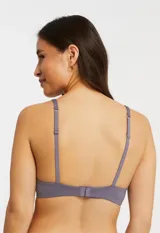 Soutien de lycra color violeta, con aro y copa preformada. Breteles fijos con largo regulable.