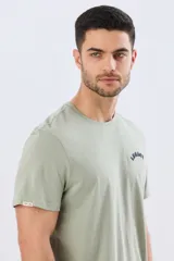 Remera de manga corta y cuello redondo color azul melange, con estampa y letras bordadas en el pecho.