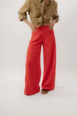 Pantalón ancho rojo de silueta amplia y tiro medio, con bolsillos delanteros y traseros.