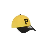Gorra curva New Era 39THIRTY de los Pittsburgh Pirates, color amarillo con visera negra y logo del equipo bordado en el frente.