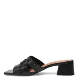 Sandalias tipo zueco de cuero negro con diseño de tiras entrelazadas decoradas con pequeñas tachas metálicas doradas. Presenta taco block de altura media y punta cuadrada.