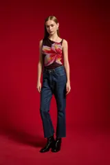 Pantalón jean negro de tiro medio y corte flare, con bolsillos laterales y traseros.