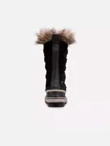 Bota de invierno Sorel modelo Joan of Arctic, de caña alta, confeccionada en ante impermeable con ribete de piel sintética en la parte superior. Presenta un diseño acordonado con ojales metálicos, base de caucho vulcanizado impermeable y suela con dibujo de espiga para mayor tracción.