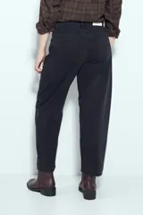 Pantalón de denim con corte barrel, de silueta relajada y tiro medio, en color gris lavado.