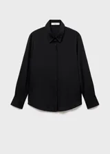 Camisa básica de tejido fluido y color negro, con diseño recto, cuello camisero, manga larga con puños abotonados y cierre delantero con botones.
