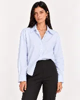 Camisa de algodón celeste claro, de corte clásico y mangas largas con puños abotonados.