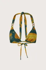 Top de bikini triangular con estampado abstracto en tonos mostaza y verde oscuro. Presenta detalles de argollas metálicas doradas en los breteles y cierre mediante lazo para anudar en la espalda y cuello.