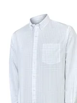 Camisa de manga larga con cuello abotonado, confeccionada en algodón con estampado de cuadros finos en color azul sobre fondo blanco. Presenta un bolsillo en el pecho con el logo de la marca bordado y cierre frontal con botones.