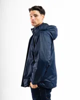 Campera outdoor de color negro, con diseño funcional y robusto. Cuenta con capucha forrada en micropolar, cierre frontal cubierto por tapeta con botones a presión, bolsillos laterales y en el pecho con cierre, y puños y cintura elásticos para un mejor ajuste.