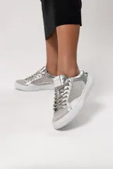 Championes de corte bajo de cuero legítimo plateado, con paneles laterales revestidos de strass brillante y suela de goma blanca.