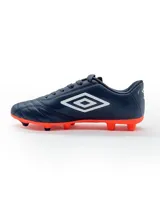 Championes de fútbol Umbro modelo Clasic II HG, color azul marino con detalles en naranja vibrante. Presentan un diseño clásico con el logo de la marca en el lateral y suela con tapones para césped.