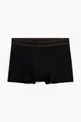 Pack de tres calzoncillos tipo trunk de algodón con elastano, de color negro con cinturas elásticas de diferentes colores: verde oscuro, beige y marrón. Cuentan con costuras planas y parte delantera forrada.