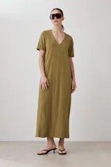 Vestido largo verde oliva con cuello en V, mangas cortas y costuras verticales.