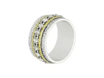 Anillo ancho de acero con baño de oro, compuesto por múltiples bandas texturizadas y una banda central engastada con circonias brillantes.