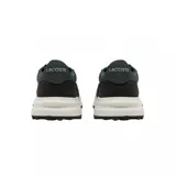 Championes Lacoste modelo Elite Active Evo, color negro con detalles en verde oscuro y suela blanca. Diseño deportivo con paneles de tela y refuerzos de gamuza, logo de la marca en el lateral y en la lengüeta.