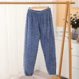 Conjunto de pijama de dos piezas confeccionado en plush suave con textura de ochos. Incluye una remera de manga larga con cuello redondo y un pantalón de corte recto con cintura elástica.