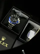 Set de dos relojes de pulsera con caja y malla de acero inoxidable. Incluye un reloj estilo diver con bisel azul y un reloj de esfera cuadrada azul con movimiento de cuarzo.