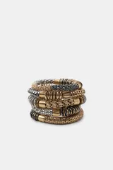 Pack de cinco pulseras elásticas con diseño apilable, compuestas por una combinación de piezas metálicas en tonos dorados, plateados y oscuros con texturas variadas.