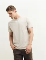 Remera verde militar de manga corta y cuello redondo.