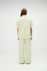 Pantalón de pijama de algodón con diseño de rayas verticales en tonos azul y bordó, corte holgado, cintura elástica y botamangas con vuelta.