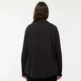 Camisa negra de punto crepé con cuello en V y botones frontales.