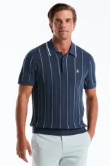 Chomba de punto color azul con finas rayas verticales blancas, cuello polo con botones y mangas cortas.