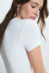 Remera de cuello redondo y manga corta, confeccionada en tejido de punto acanalado, con un ajuste al cuerpo.