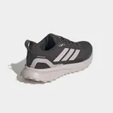 Championes de running Adidas modelo Runfalcon 5 TR, diseñados para terrenos irregulares. Presentan una parte superior de malla repelente al agua en color negro con las icónicas tres tiras laterales en tono gris claro. Incorporan tecnología de amortiguación Cloudfoam en la entresuela y suela Adiwear con tacos para mayor tracción.