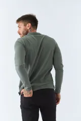 Polo de hombre marca Brookfield, manga larga, color beige con rayas horizontales azul marino y blanco en el pecho. Tiene cuello clásico con botones y logo estampado en el pecho.