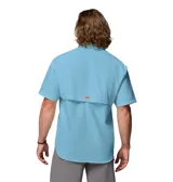 Camisa de manga corta Columbia modelo Bahama II S/S Shirt, color celeste, de ajuste relajado y tejido de nailon de secado rápido. Cuenta con cuello abotonado, bolsillos frontales con solapa, presilla para caña de pescar y ventilación en la espalda con forro de malla.