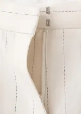 Short de mezcla de lino color beige con sutiles rayas verticales, diseño recto y tiro medio, con bolsillos laterales y trabillas para cinturón.